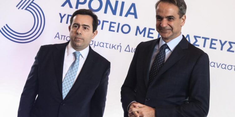 Ο Κυριάκος “παραίτησε” τον Μηταράκη απο Υπουργό! “Καίγεται” η Ελλάδα κι αυτός είναι … διακοπές στην Πάτμο!