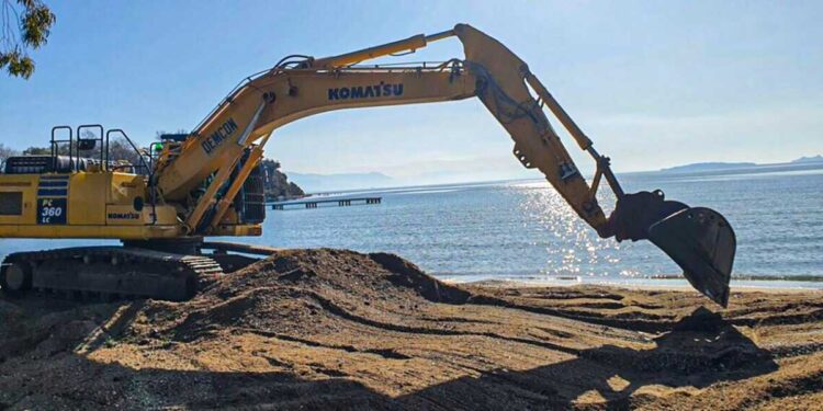 Σύλληψη δύο ημεδαπών στην παραλία Καβάλας για παράνομες αμμοληψίες