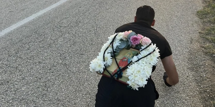 Ταξίδεψε από τη Σύρο στη Ροδόπη για να προσκυνήσει το λείψανο της Αγίας Μαρίνας – Έφτασε γονατιστός στο ναό!