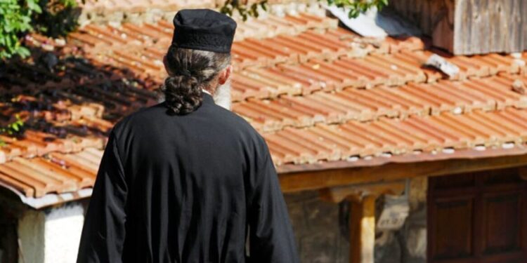 Σε αργία ιερέας στη Ρόδο που κατηγορείται ότι άλειψε με λάδι τουρίστα