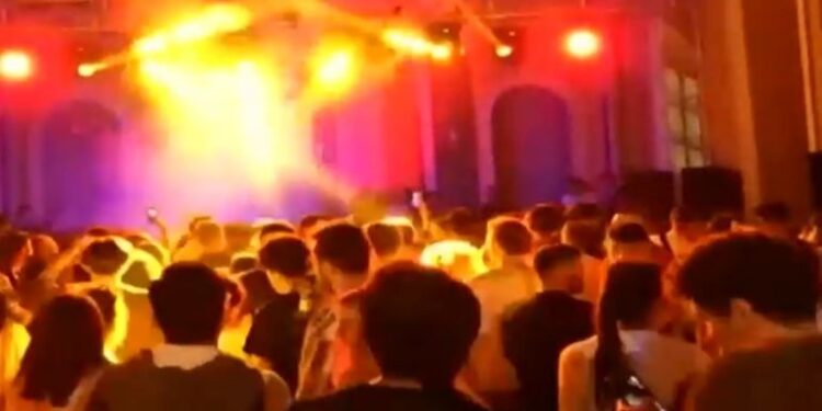 Συγγνώμη ζήτησε ο δήμαρχος της Σμύρνης για το πάρτι σε ορθόδοξη εκκλησία