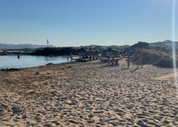 Πρώτη νίκη για το «Κίνημα της Πετσέτας»: Χωρίς ξαπλώστρες η μισή παραλία της Σάντα Μαρία στην Πάρο [εικόνες]