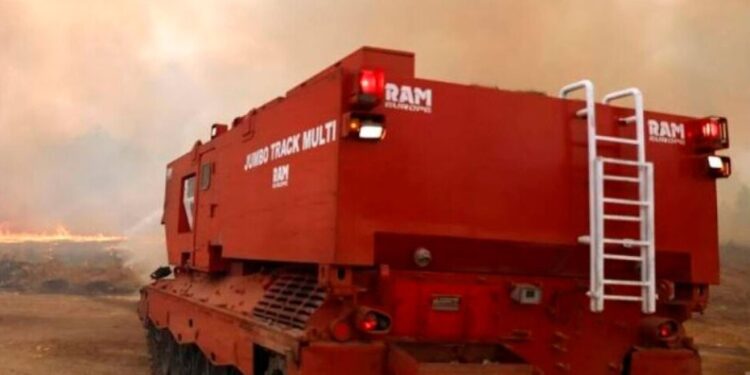 ΠΕΤΑΕΙ 80 ΜΕΤΡΑ ΤΟ ΝΕΡΟ!!! Στη μάχη της κατάσβεσης στη Δαδιά Έβρου το «πολεμικό» πυροσβεστικό Jumbo Track Multi