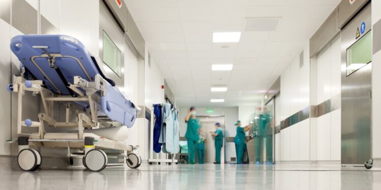 Τρόμος στο νοσοκομείο Κορίνθου: Νεαρός μπήκε με μπιτόνι βενζίνης και απειλούσε τους γιατρούς ότι θα τους κάψει!