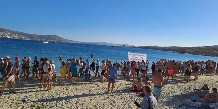 «Βάζουν σωματοφύλακες στις παραλίες, νοικιάζουν ξαπλώστρες για 120 ευρώ», καταγγέλλει το «Κίνημα της Πετσέτας»