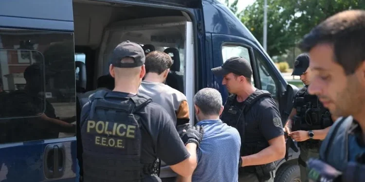 Σε κατ’ οίκον περιορισμό οι τρεις συλληφθέντες που κράτησαν σε τρέιλερ τους 13 μετανάστες
