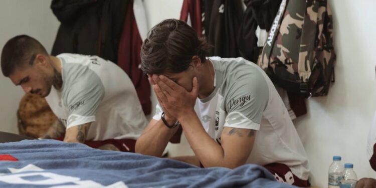 ΠΣΑΠΠ – Super League 2: Μια κατηγορία χάος -Παίκτες σε απόγνωση, τρώνε από συσσίτια και κάνουν ψυχοθεραπεία!