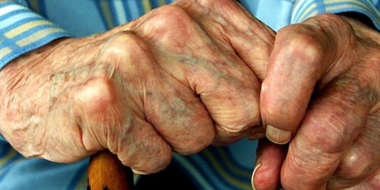 ΑΠΑΤΕΩΝΕΣ! Απέσπασαν από θύματα – ηλικιωμένους, 81.050 ευρώ και τιμαλφή! 