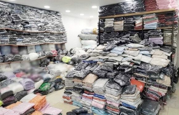 Συνελήφθη ημεδαπός στην Κομοτηνή με μεγάλη ποσότητα «μαϊμού» ρούχων γνωστών εταιρειών, 1 πιστόλι και 18 φυσίγγια!