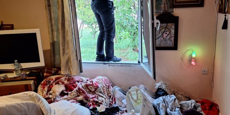 Ληστεία στη Σαλαμίνα: Ξυλοκόπησαν ηλικιωμένη και την κόρη της και άρπαξαν 15.000€