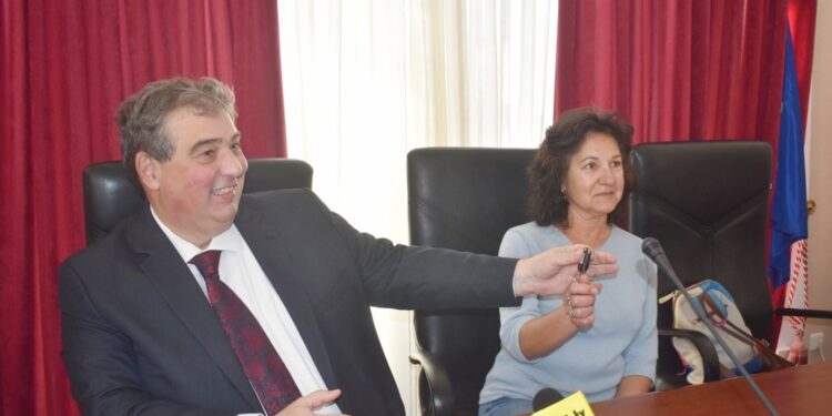 Tα «κλειδιά» της Αντιπεριφέρειας Ξάνθης παρέδωσε στην νέα αντιπεριφερειάρχη Πολυξένη Μπρίκα ο απερχόμενος Κώστας Κουρτίδης!