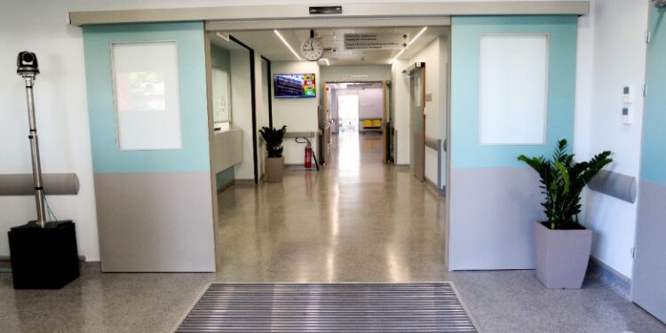 Διακόπτουν την καταστολή στη 17χρονη που υπέστη αλλεργικό σοκ και ανακοπή