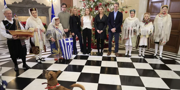 Κάλαντα από το Καστελλόριζο και μαντινάδα για τον ίδιο άκουσε ο Μητσοτάκης -Μαζί του η οικογένειά του και ο Πίνατ