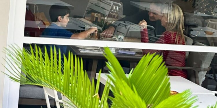 O Κυριάκος Mητσοτάκης έφαγε το μεσημέρι με τον ανιψιό του Γρηγόρη Δημητριάδη και την οικογένειά του.