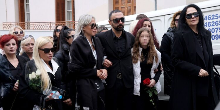Κηδεία Νίκου Φλωρινιώτη -Συντετριμμένοι ο αδελφός, η αδελφή και η μητέρα του [φωτο]