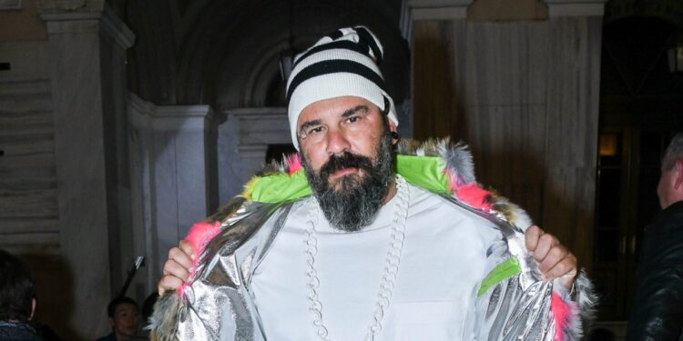 Πέθανε ο σχεδιαστής μόδας Τόλης Σκουλαριώτης -Τον βρήκαν νεκρό στο σπίτι του