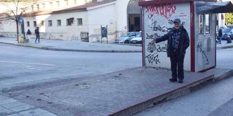 «Παγώνει» ο κοσμακης! Χωρίς στέγαστρα, σχεδόν όλες οι στάσεις των αστικών λεωφορείων! (φωτο)