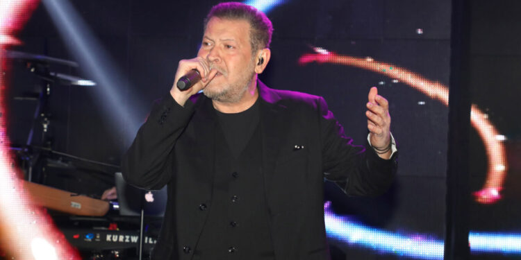 Πέθανε ο τραγουδιστής Χάρης Κωστόπουλος. Φίλος της Ξάνθης και της Θρακικής Σκηνής – Δήλωση του Π. Παπαδόπουλου