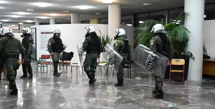 Ελεύθερα τα 18 άτομα που προσήχθησαν κατά την αστυνομική επιχείρηση στη Νομική Κομοτηνής