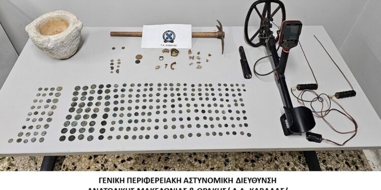 Συνελήφθη αρχαιοκάπηλος στην Καβάλα με 16 αρχαία αντικείμενα, 267 αρχαία νομίσματα και δύο ανιχνευτές μετάλλων!