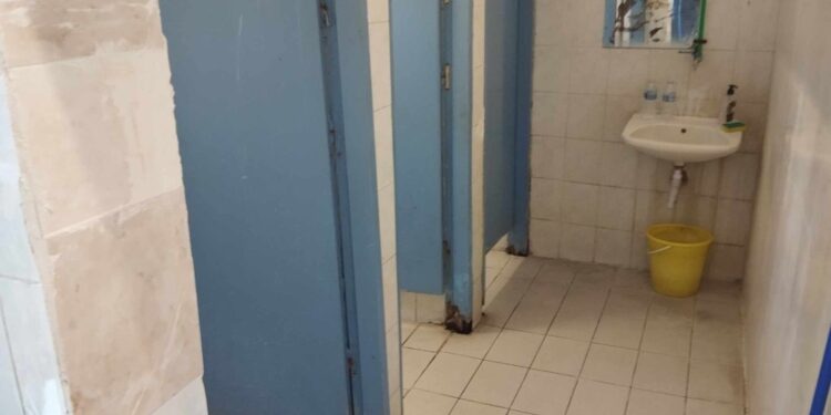 ΑΝΑΠΛΑΣΤΗΚΑΝ ΚΑΙ ΕΣΩΤΕΡΙΚΑ μετά από χρόνια, οι ιστορικές δημοτικές τουαλέτες του παζαριού!