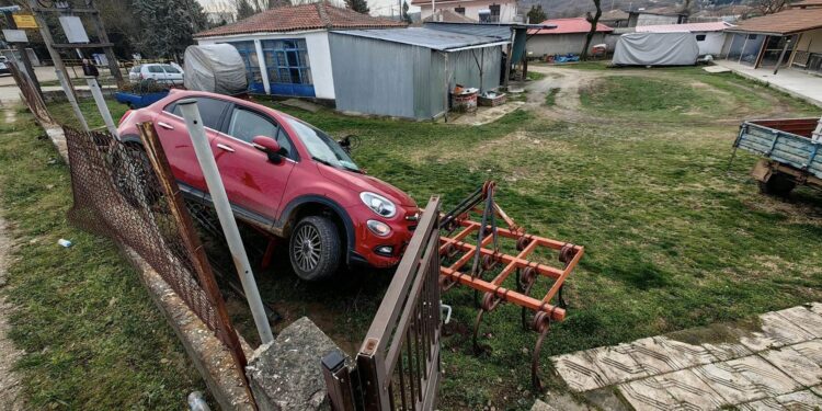 Ορεστιάδα: Έπεσε σε περίφραξη σπιτιού ΙΧ που μετέφερε παράνομους μετανάστες