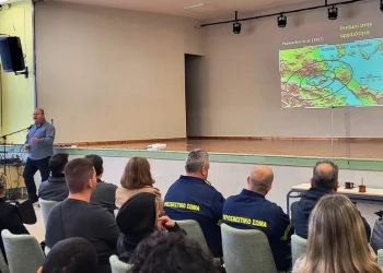 Ο σχολικός σεισμογράφος του 1ου ΕΠΑΛ Δράμας και τα εύσημα από τον καθηγητή Παπαζάχο