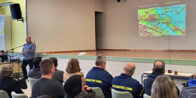 Ο σχολικός σεισμογράφος του 1ου ΕΠΑΛ Δράμας και τα εύσημα από τον καθηγητή Παπαζάχο