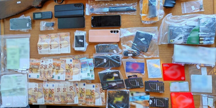 Εξαρθρώθηκε εγκληματική οργάνωση που διέπραττε απάτες, πλαστογραφίες, διακίνηση λαθρομεταναστών και νομιμοποίηση εσόδων από εγκληματικές δραστηριότητες