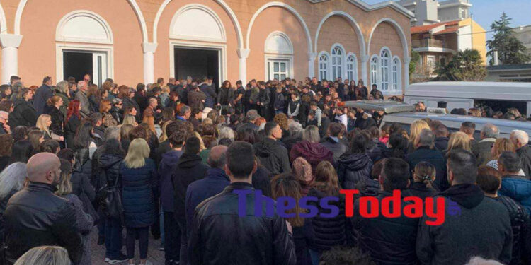 Αλεξανδρούπολη: Σπαραγμός στην κηδεία του 15χρονου Γιάννη που έπεσε από τον 5ο όροφο πολυκατοικίας