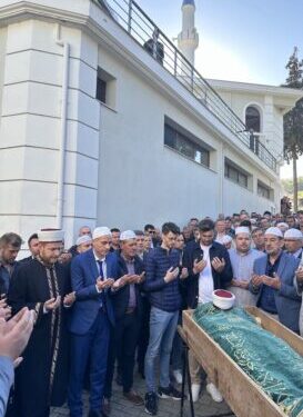 Θλίψη. Ο Σοφολογιότατος Μουφτής Ξάνθης Νεζντέν Χεμσερή στην κηδεία του Ιμάμη της Σμίνθης, Αχμετσίκ Μεχμέτ