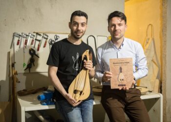 Ο Αλέξανδρος Κοκκαλίδης, μας γνωρίζει τη θρακιώτικη λύρα.