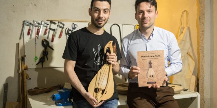 Ο Αλέξανδρος Κοκκαλίδης, μας γνωρίζει τη θρακιώτικη λύρα.