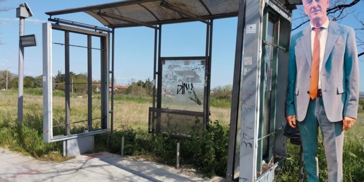 ΝΤΡΟΠΗ ΤΟΥ! «Φεύγοντας», ξήλωσε και άφησε όλες τις στάσεις χωρίς παγκάκια αλλά και … στέγαστρα!