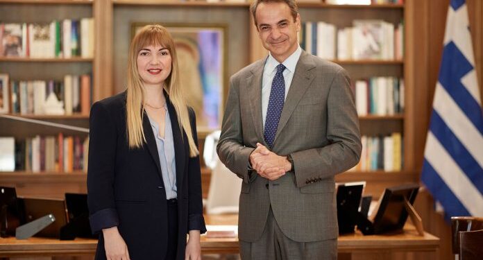 Η όμορφη γιατρός-επιμελήτρια Νουρτζάν Σούλογλου απο τη Ξάνθη, υποψήφια ευρωβουλευτής της ΝΔ