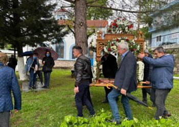 Με κατάνυξη και ευλάβεια πραγματοποιήθηκε η Περιφορά του Επιταφίου στον Ιερό Ναό Αγίου Εχίνου