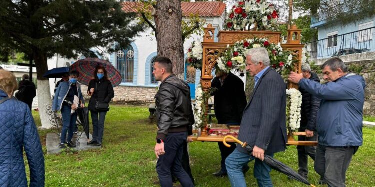 Με κατάνυξη και ευλάβεια πραγματοποιήθηκε η Περιφορά του Επιταφίου στον Ιερό Ναό Αγίου Εχίνου