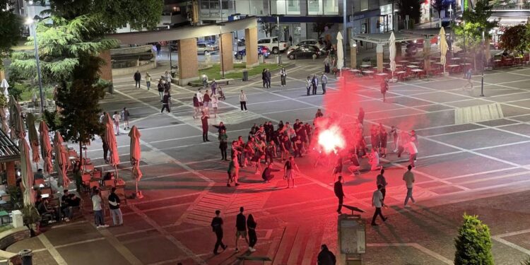 Mε φωτοβολίδες πανηγύρισαν οι φίλαθλοι του Παναθηναϊκού την νίκη επί της Ρεάλ στην κεν. πλατεία της Ξάνθης. (φώτο)