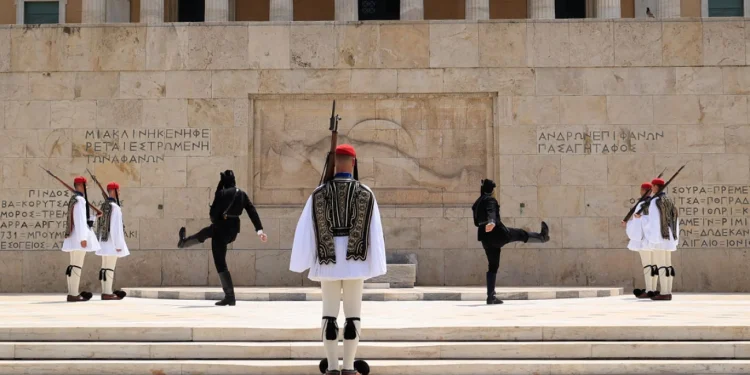 Οι εύζωνες φόρεσαν ποντιακά – Δείτε πώς η Προεδρική Φρουρά τίμησε τη Γενοκτονία των Ποντίων. (φωτο)