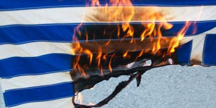 Σύλληψη πολίτη στη Κομοτηνή γιατί έκλεβε και έκαιγε Ελληνικές σημαίες!