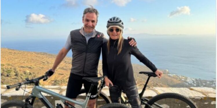 Κυριάκος Μητσοτάκης: Βγήκε για ποδήλατο στην Τήνο με την σύζυγό του Μαρέβα -«Μετά το αρνί, βοηθάει στη χώνεψη»