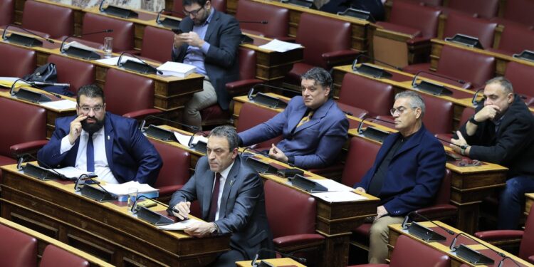 Παραμένουν στη Βουλή οι Σπαρτιάτες μετά την αναβολή από το Εκλογοδικείο της υπόθεσης για εξαπάτηση εκλογέων