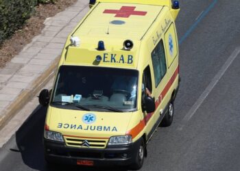 Κρήτη: Εσκασε κροτίδα στο χέρι 14χρονου -Διεκομίσθη στο νοσοκομείο με τραύματα στα δάχτυλα κροτίδα, ασθενοφόρο