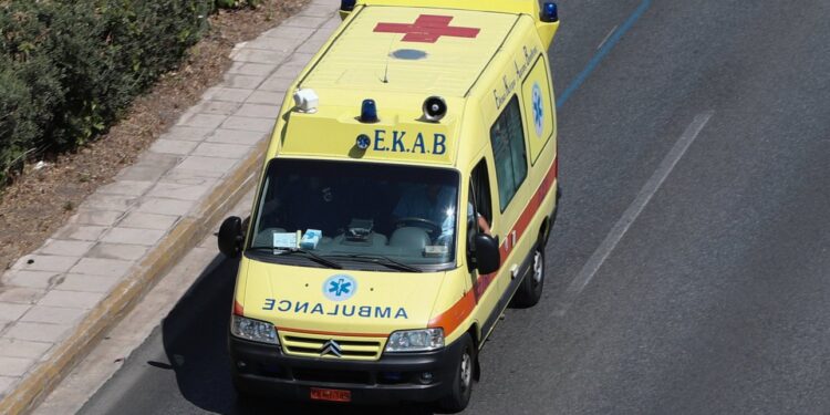 Κρήτη: Εσκασε κροτίδα στο χέρι 14χρονου -Διεκομίσθη στο νοσοκομείο με τραύματα στα δάχτυλα κροτίδα, ασθενοφόρο