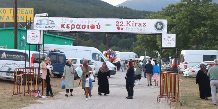 Τον Τούρκο πρόξενο Αϊκούτ Ουνάλ βράβευσε ο δήμαρχος Ιάσμου στο Φεστιβάλ κερασιού! -Φυλλάδια του DEB μοιράζονταν στην είσοδο!