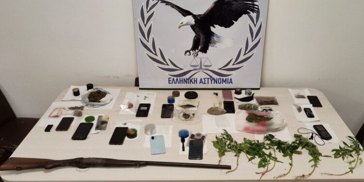 20μελής σπείρα διακινούσε ναρκωτικά σε Ξάνθη και Ροδόπη –Στην κατοχή τους βρέθηκαν και όπλα!