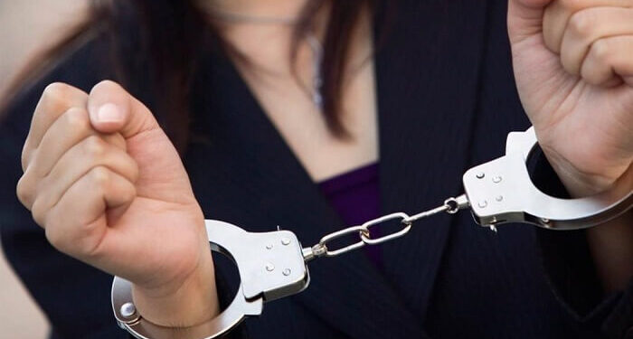 KΟΜΟΤΗΝΗ: Γυναίκα υπάλληλος έκλεψε χρήματα και προϊόντα αξίας 20.000 ευρώ από κατάστημα στο οποίο δούλευε.