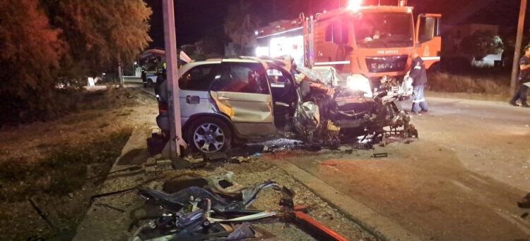 Ξάνθη: Νεκρός 20χρονος σε τροχαίο, καρφώθηκε σε πινακίδα το αυτοκίνητό του 25χρονου -Τρεις τραυματίες