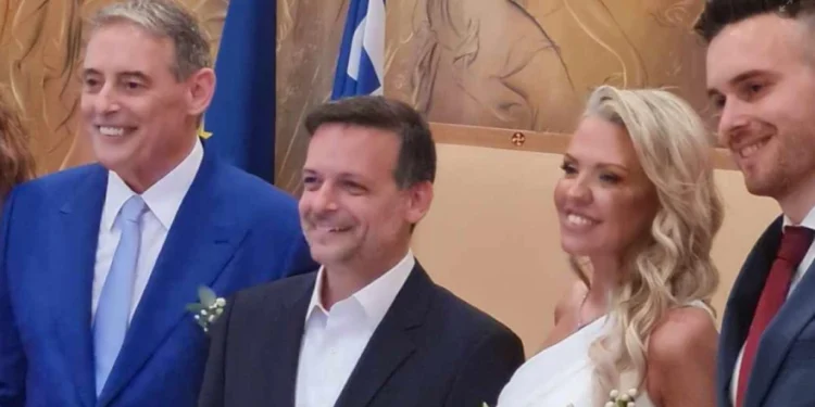 Ο Δήμαρχος Χάρης Δούκας πάντρεψε τον Ιορδάνη Χασαπόπουλο στο Δημαρχείο Αθήνας. Στη Ξανθίππη του Μάκη το γλέντι!