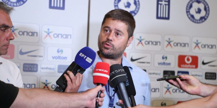 O Μάκης Γκαγκάτσης και τυπικά νέος πρόεδρος της ΕΠΟ με 61 ψήφους υπέρ, 8 λευκά και ένα άκυρο